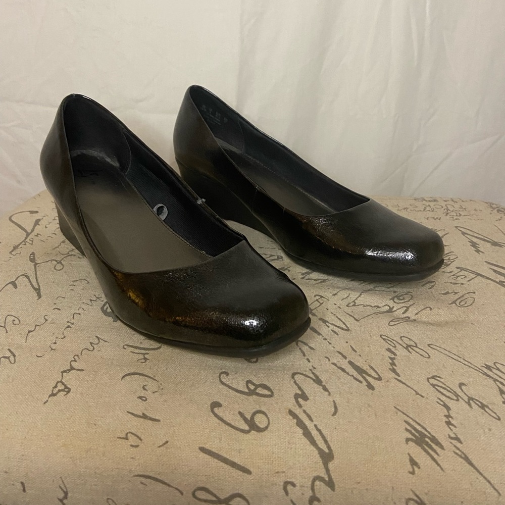Black Wedge